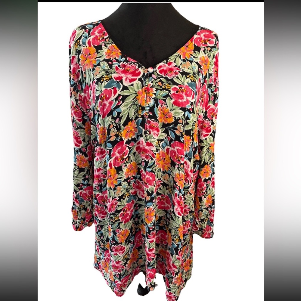 Torrid Rayon ladies pink colorful floral size 3 tunic top V-Neck 3/4 sleeve
